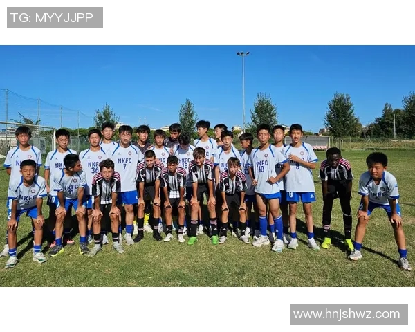 南海足球明星队成员齐聚一堂展现激情与团结的精彩瞬间 南海足球明星队成员齐聚一堂展现激情与团结的精彩瞬间