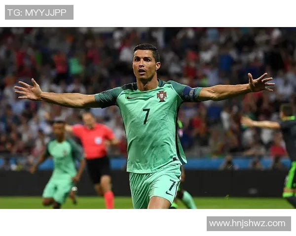 红衣足球明星的身份揭秘及其精彩瞬间图片欣赏